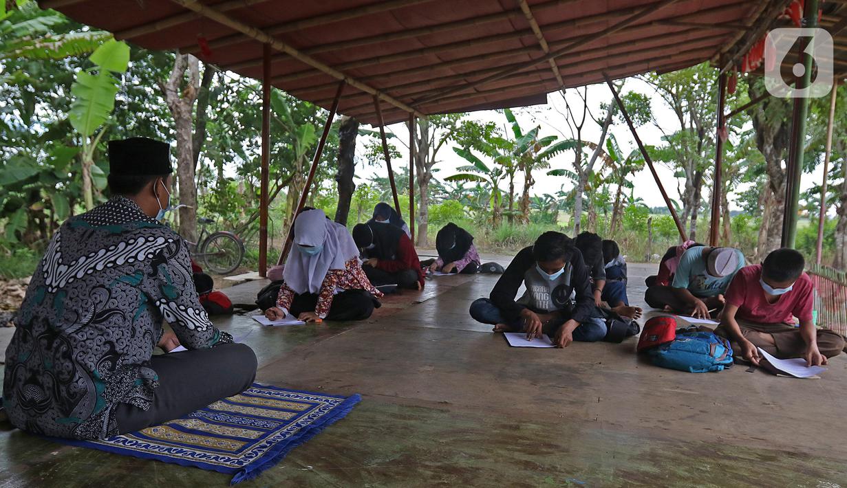 Sejumlah murid SMP Sekolah Alam mengikuti Ujian Akhir Semester (UAS) di Sukawangi, Kabuapaten Bekasi, Jawa Barat, Senin (30/11/2020). Menurut pengurus Sekolah Alam KBM tatap muka  jenjang pendidikan SD,SMP, dan SMA tetap berjalan dengan menerapkan protokol kesehatan. (Liputan6.com/Herman Zakharia)
