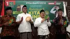 Ketum PKB Muhaimin Iskandar (dua kanan) bersama Ketua Panitia Hari Santri Jazilul Fawaid (dua kiri), Pengasuh Ponpes KH Luqman Hakim (kiri) dan Asep Usman Ismail saat launching Musabaqoh Kitab Kuning di Jakarta, Minggu (14/10). (Liputan6.com/JohanTallo)