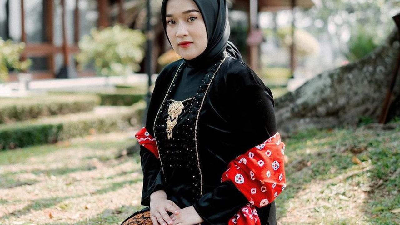 Pakai Kebaya Kutu Baru&nbsp;