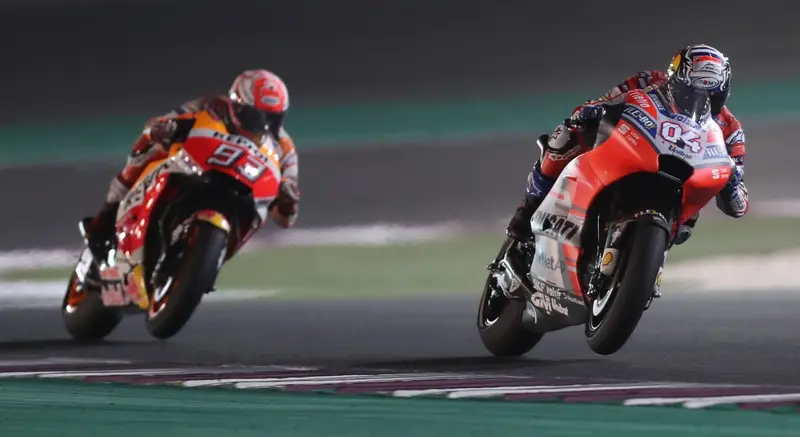 Pebalap tim Ducati, Andrea Dovizioso, finis terdepan pada MotoGP Qatar di Sirkuit Losail, Minggu (18/3/2018). Dovizioso mampu mengungguli jagoan tim Repsol Honda, Marc Marquez, yang finis di tempat kedua. (AFP/KARIM JAAFAR)