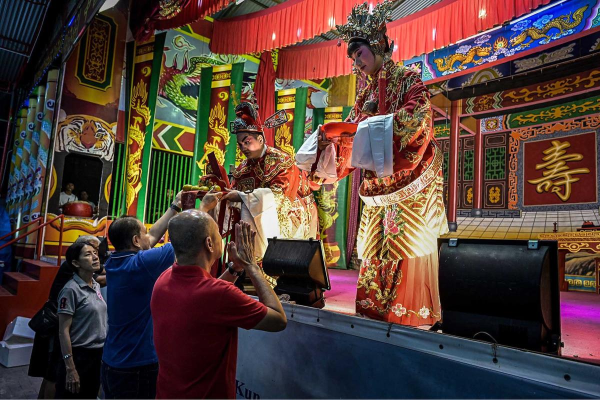 FOTO: Dibalik Panggung Opera Tio Ciu Pan dari Tiongkok, 20 Malam Hibur Binjai