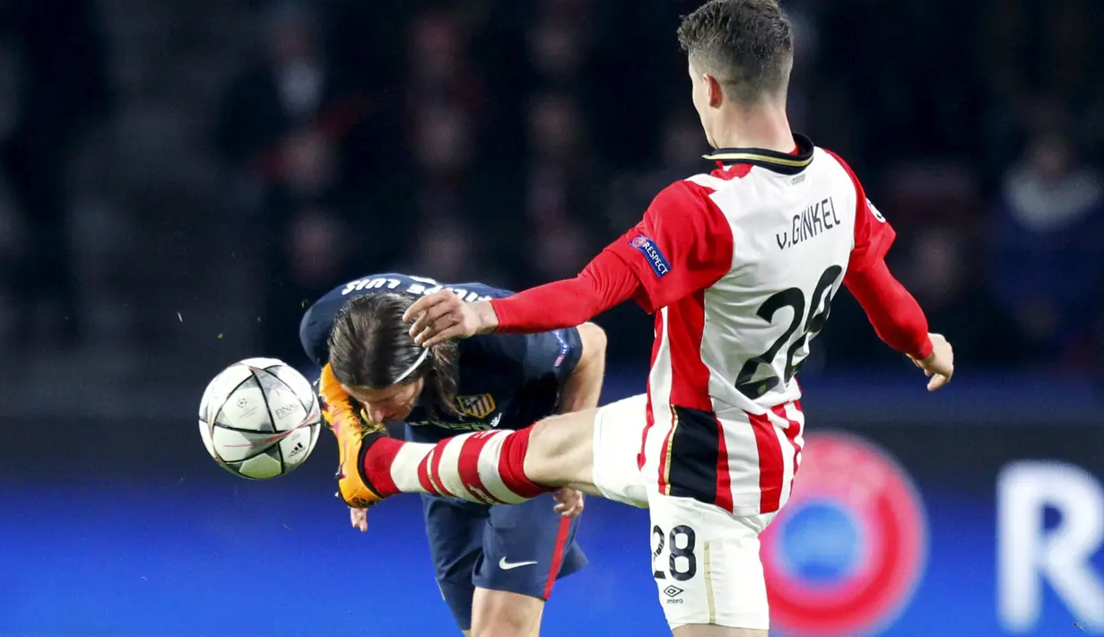 Pemain PSV, Marco van Ginkel (kanan), berebut bola dengan pemain Atletico Madrid, Filipe Luis, dalam leg pertama babak 16 besar Liga Champions di Stadion PSV, Eindhoven, Belanda, (24/2/2016). (Reuters/Michael Kooren)