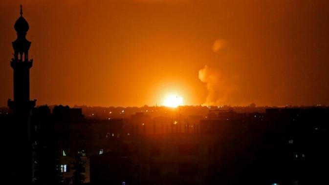 Sebuah ledakan besar terjadi selama serangan udara yang dilakukan oleh tentara Israel di Khan Yunis, Jalur Gaza selatan, 20 Juli 2018. (AFP)