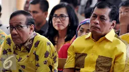 Ketua Dewan Pertimbangan Partai Golkar, Akbar Tanjung bersama Waketum PG, Nurdin Halid saat berada di PN Jakarta Utara, Jumat (24/7/2015). Hakim Lilik Mulyadi memutuskan, keabsahan kepengurusan Partai Golkar kubu Munas Bali. (Liputan6.com/Johan Tallo)