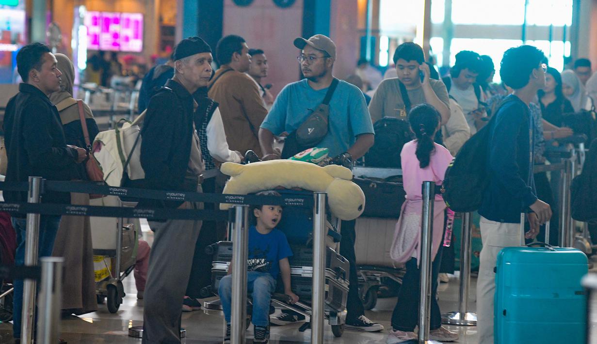 Sementara, puncak arus mudik diprediksi mulai terjadi pada Sabtu 14 Maret 2026. Tampak dalam foto, calon penumpang saat berada di Terminal 3 Bandar Udara Internasional Soekarno–Hatta, Tangerang, Banten, Rabu (11/3/2026). (merdeka.com/Arie Basuki)