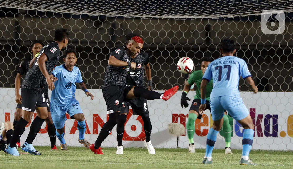 Pemain Madura United Jaimerson Da Silva Xavier (tengah) menghalau bola dalam pertandingan babak penyisihan Grup C Piala Menpora 2021 saat melawan Persela Lamongan di Stadion Si Jalak Harupat, Bandung, Kamis (1/4/2021). Pertandingan berakhir dengan skor 1-1. (Bola.com/Ikhwan Yanuar)