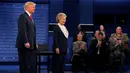 Senyum kedua capres AS Donald Trump dan Hillary Clinton sebelum debat dimulai AS di Washington University, AS, Minggu (9/10). Debat capres putaran kedua ini dimulai tanpa berjabat tangan kedua capres. (REUTERS/Brian Snyder)