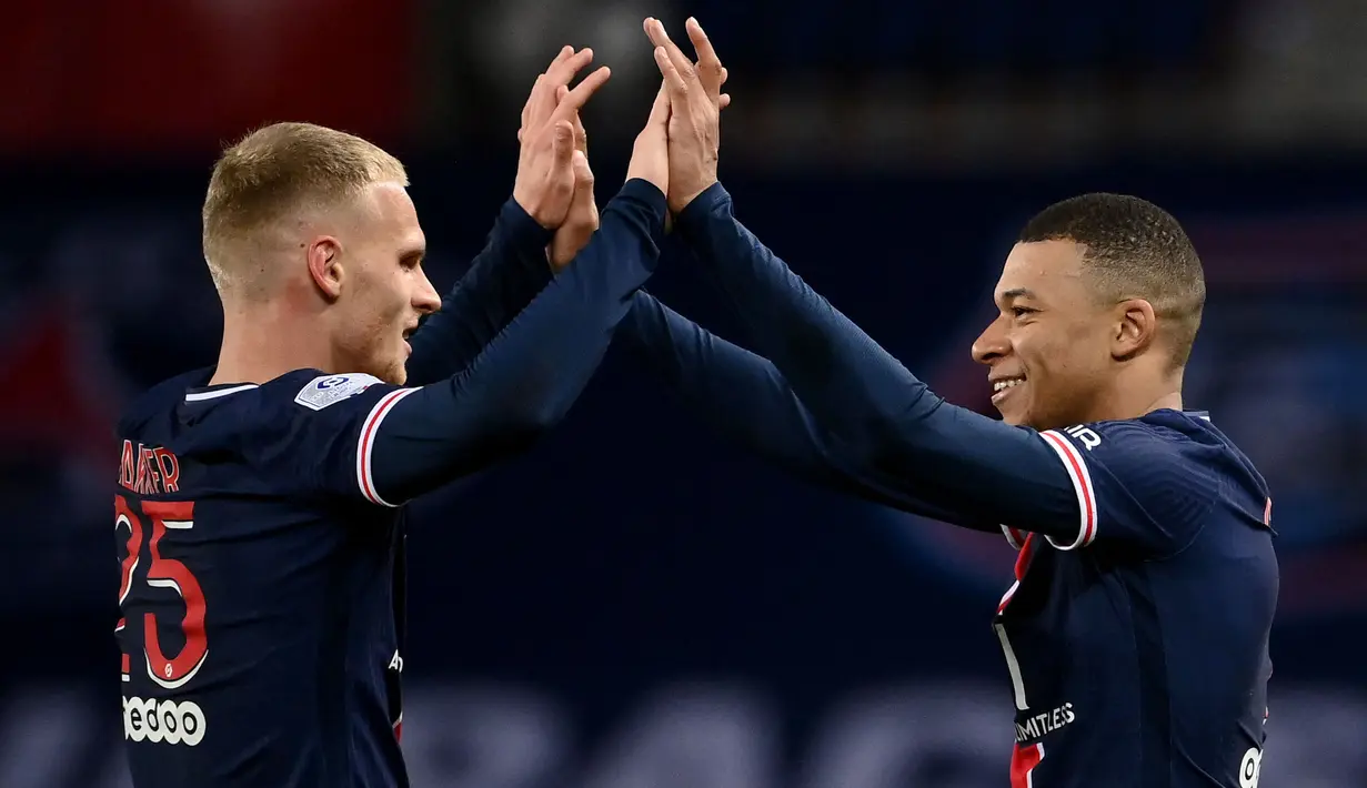 Pemain PSG, Mitchel Bakker melakukan tos dengan rekannya Kylian Mbappe saat merayakan gol ke gawang Nimes Olympique pada laga lanjutan Ligue1 2020/2021 di Parc des Princes Stadium, Paris, Prancis, 3 Februari 2021. (AFP/Franck Fife)