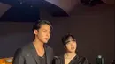 Lisa BLACKPINK dan Mingyu terlihat bercengkerama akrab saat acara dimulai. Keduanya tampil kompak dengan busana serba hitam polos. [@9yuldaengie]