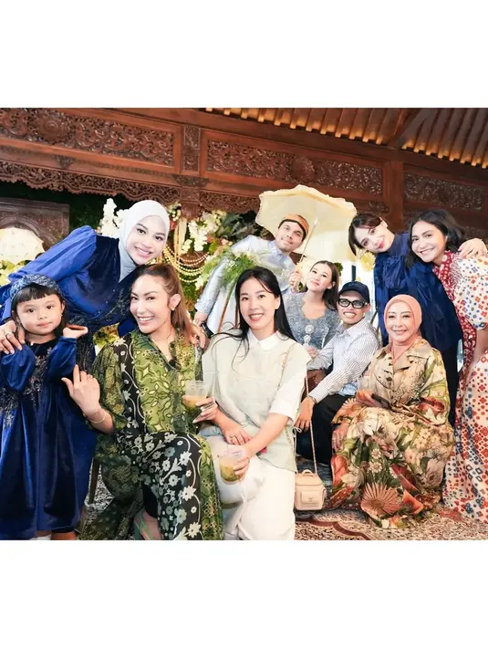 Nagita Slavina terlihat elegan dalam setelan berwarna biru navy. Ia memadukan blus lengan pendek dengan detail ruffle bersama celana lurus (straight pants) senada.  [@mrsayudewi/@alyssadaguise/@mahalini/@vidialdiano].