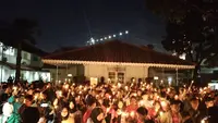 Komunitas Gerakan Sepak Bola untuk Rakyat (GSR) menggelar aksi &ldquo;1000 Lilin &amp; Doa Bersama untuk Sepak Bola Indonesia&rdquo; di Gedung Joang 45, Jakarta Pusat, Selasa (4/4/2023).