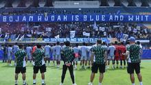 Skuad Persib Bandung menemui Bobotoh yang mendatangi sesi latihan mereka, Kamis (13/2/2025) (c) Dok. Persib Bandung