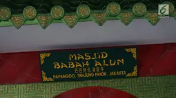 Papan nama Masjid Babah Alun di Tanjung Priok, Jakarta, Rabu (8/5/2019). Masjid Babah Alun dibangun sejak Agustus 2017. Masjid Babah Alun dibangun oleh seorang pengusaha keturunan Tionghoa bernama Muhammad Jusuf Hamka. (Liputan6.com/Immanuel Antonius)