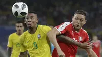 Pemain Brasil, Gabriel Jesus (kiri) berebut bola dengan pemain Serbia, Nemanja Matic pada laga grup E Piala Dunia 2018 di Spartak Stadium, Moskow, Rusia, (27/6/2018). Brasil menang 2-0. (AP/Matthias Schrader)