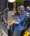 Irish Bella kembali menjadi sorotan netizen. Belum lama ini, perempuan dua orang anak itu tampak bersama dua anaknya jalan-jalan di kebun bintang. Ia menjadi perbincangan karena tak terlihat sang suami. [Instagram/_irishbella_]
