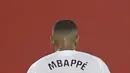 Pemain Real Madrid, Kylian Mbappe berjalan meninggalkan lapangan setelah laga Liga Spanyol 2024/2025 melawan Real Mallorca di Mallorca Son Moix stadium, Spanyol, Senin (19/08/2024) dini hari WIB. (AP Photo/Francisco Ubilla)