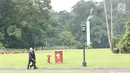 Presiden Joko Widodo berjalan mendampingi Raja Carl XVI Gustaf melintasi taman di halaman belakang Istana Bogor, Jawa Barat, Senin (22/5). (Liputan6.com/Angga Yuniar)