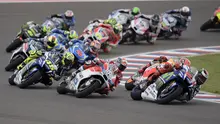 Para pembalap beraksi selepas start MotoGP Argentina 2016 di Sirkuit Autodromo Termas de Rio Hondo. (AFP/Juan Mabromata)