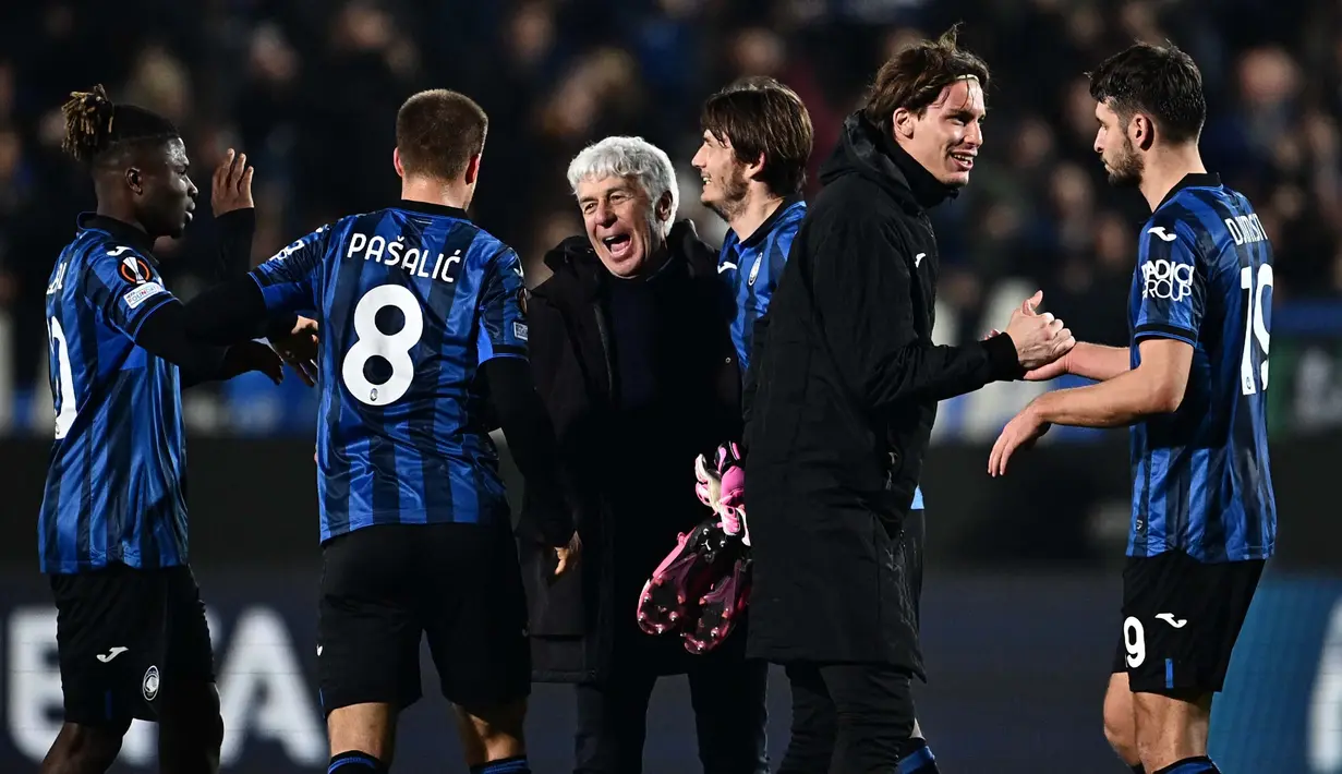Pelatih Atalanta, Gian Piero Gasperini (tengah) bersama timnya merayakan kemenangan di akhir pertandingan leg kedua babak 16 besar Liga Eropa UEFA melawan Sporting CP di Stadion Atleti Azzurri d'Italia, Bergamo pada 14 Maret 2024. (GABRIEL BOUYS/AFP)