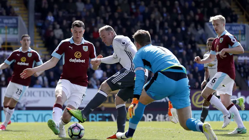 Striker Manchester United (MU) Wayne Rooney melepas tembakan untuk merobek gawang Burnley di Turf Moor, Minggu (23/4/2017). MU menang 2-0.