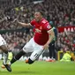 Pemain West Bromwich, Allan Nyom (kiri) berebut bola dengan pemain Manchester United, Anthony Martial pada lanjutan Premier League di Old Trafford, Manchester,(15/4/2018). Manchester United kalah 0-1. (Nick Potts/PA via AP)