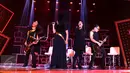 Tantri (kedua kiri) dan Kikan (kedua kanan) saat manggung bersama Kotak di acara 'The Farewell Medley' Infotainment Awards 2016, Jakarta, Jumat (22/1/2016). Menunggu masa cuti Tantri, Kotak akan berkolaborasi dengan Kikan. (Liputan6.com/Gempur M Surya)