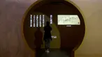 Pengunjung mengamati benda saat konferensi pers pameran kaligrafi dan lukisan Su Shi di Museum Istana, Beijing, China, 31 Agustus 2020. Su Shi yang juga dikenal sebagai Su Dongpo merupakan sastrawan terkenal dari Dinasti Song Utara (960-1127). (Xinhua/Jin Liangkuai)