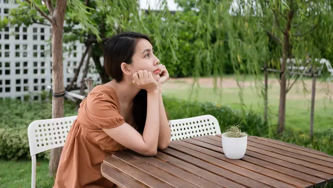 wanita january sepi sibuk