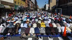 Umat muslim melaksanakan salat Idul Fitri di luar Masjid at-Taqwa, Brooklyn, New York City, Amerika Serikat, Selasa (4/6/2019). Ribuan umat muslim melaksanakan salat Idul Fitri di jalanan New York City. (Stephanie Keith/Getty Images North America/AFP)