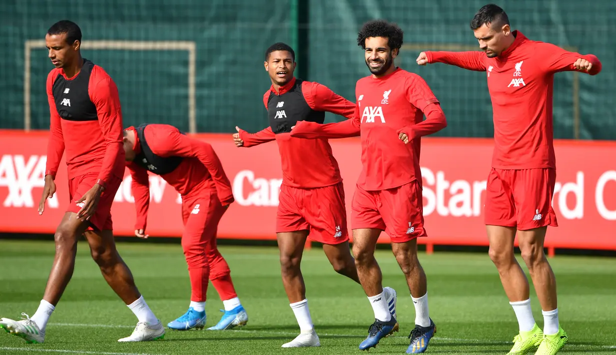 Pemain Liverpool Mohamed Salah (dua kanan) bersama rekan-rekannya saat sesi latihan di Kompleks Melwood, Liverpool, Inggris, Senin (16/9/2019). Liverpool akan menghadapi Napoli pada laga perdana Grup E Liga Champions 2019-2020. (Paul ELLIS/AFP)