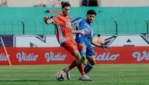 Bek Semen Padang, Angelo Maneses mencoba melindungi bola dari upaya perebutan yang dilakukan gelandang PSIM Yogyakarta, Rakhmatsho Rakhmatzoda dalam laga pekan ke-16 BRI Super League 2025/2026 di Stadion Sultan Agung, Bantul, Minggu (4/1/2026). (Dok. PSIM)