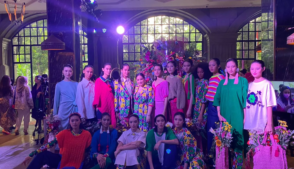 Acungan jempol untuk Nagita Slavina dan team yang pantang menyerah untuk berkiprah di industri fashion tanah air dengan maksimal. /Foto: Adinda Tri Wardhani- Fimela.com.