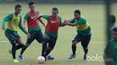 Hansamu Yama, (kiri) berlatih bersama rekan-rekannya di Lapangan Sekolah Pelita Harapan, Karawaci, Jumat (17/3/2017). Timnas U-22 mempersiapkan diri melawan Myanmar pada laga persahabatan 21 Maret 2017. (Bola.com/Nicklas Hanoatubun)