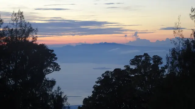 Pemandangan Gunung Olet Sangenges dari Lombok