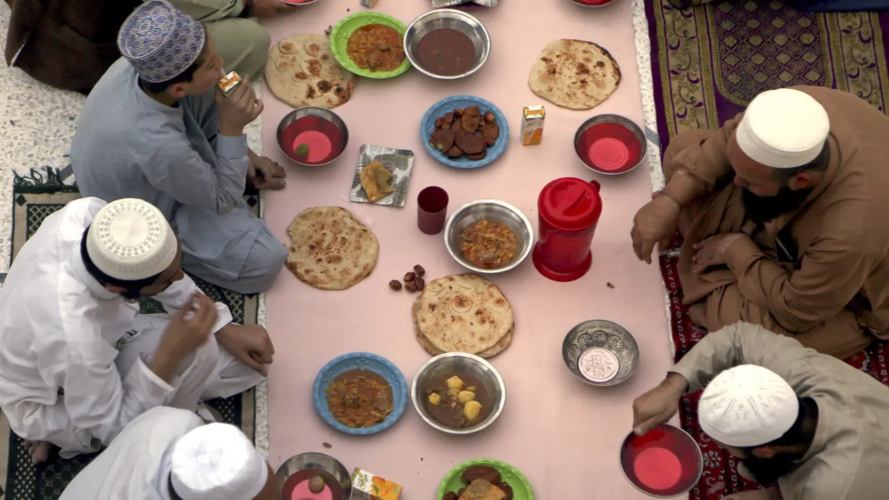 Potret Kebersamaan Umat Muslim Pakistan saat Buka Puasa