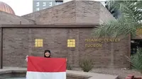 Siti Juwariyah, mahasiswa Indonesia yang tengah menempuh PhD di University of Arizona, Amerika Serikat berada di halaman depan Islamic Center, Tucson. (Dokumentasi Pribadi)