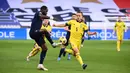 Gelandang Prancis, Moussa Sissoko, berebut bola dengan bek Swedia, Pierre Bengtsson, pada laga lanjutan Grup 3 UEFA Nations League di Stade de France, Rabu (18/11/2020) dini hari WIB. Prancis menang 4-2 atas Swedia. (AFP/Franck Fife)