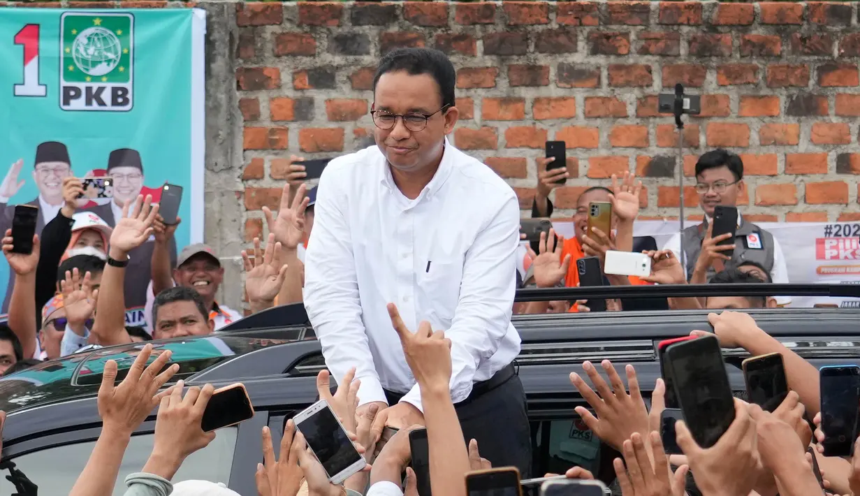 Anies Baswedan berdiskusi dengan kelompok petani setempat mengenai kendala yang dialami di bidang pertanian. (AP Photo/Achmad Ibrahim)