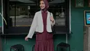 Inspirasi tampil ala lady boss dari Cut Intan Nabila. Ia megnenakan dress dengan aksen kerut balon yang manis berwarna ungu wine, serasi dengan hijabnya, dan ditumpuknya mengenakan blazer nude. [Foto: Instagram/cut.intannabila]