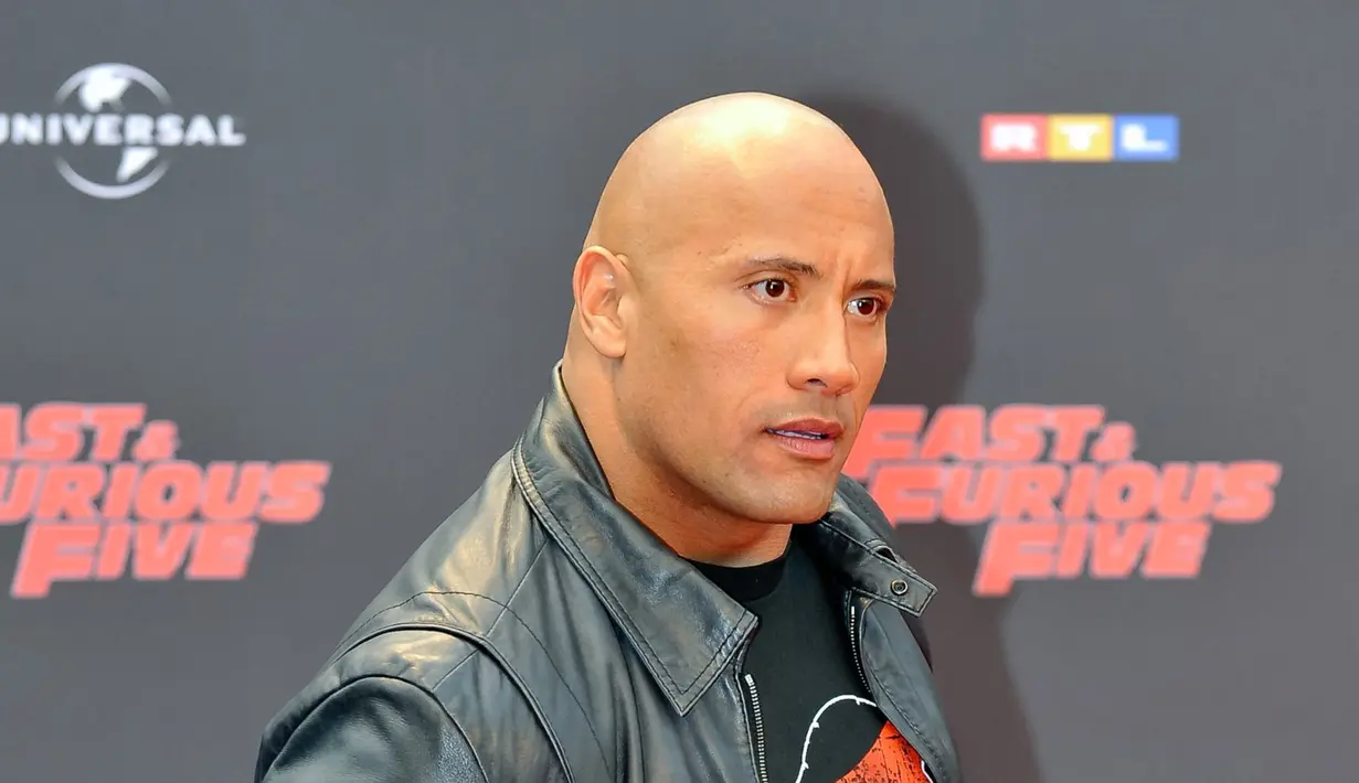 Pegulat yang beralih profesi menjadi aktor ini menyelamatkan dua anak anjing French Bulldog yang akan tenggelam di kolam renangnya. (Bintang/EPA)