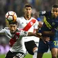 Milton Casco (River Plate) berduel dengan Sebatian Villa (Boca Juniors). (AFP/Gabriel Bouys)