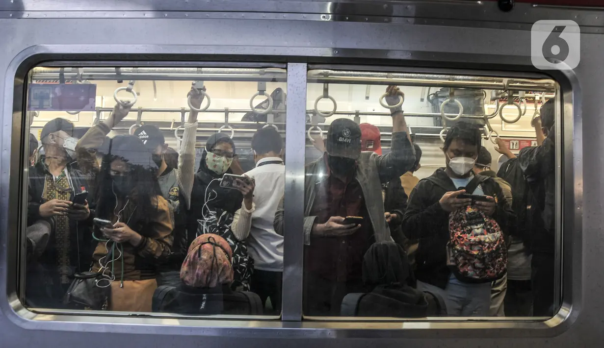 Pekerja menggunakan KRL saat jam pulang di Stasiun Manggarai, Jakarta, Senin (27/12/2021). Pemprov DKI resmi menetapkan upah minimum provinsi (UMP) 2022 naik 5,1 persen atau menjadi Rp4.641.854. (merdeka.com/Iqbal S Nugroho)