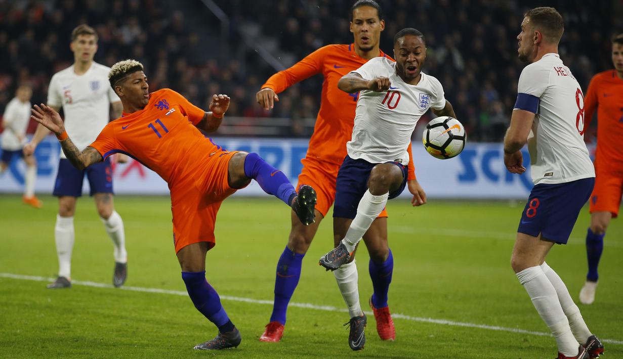 Aksi pemain Inggris, Raheem Sterling (tengah) melewati adangan pemain Belanda Patrick van Aanholt pada laga uji coba di Amsterdam Arena, Amsterdam, (23/3/2017). Inggris menang 1-0. (AP/Peter Dejong)