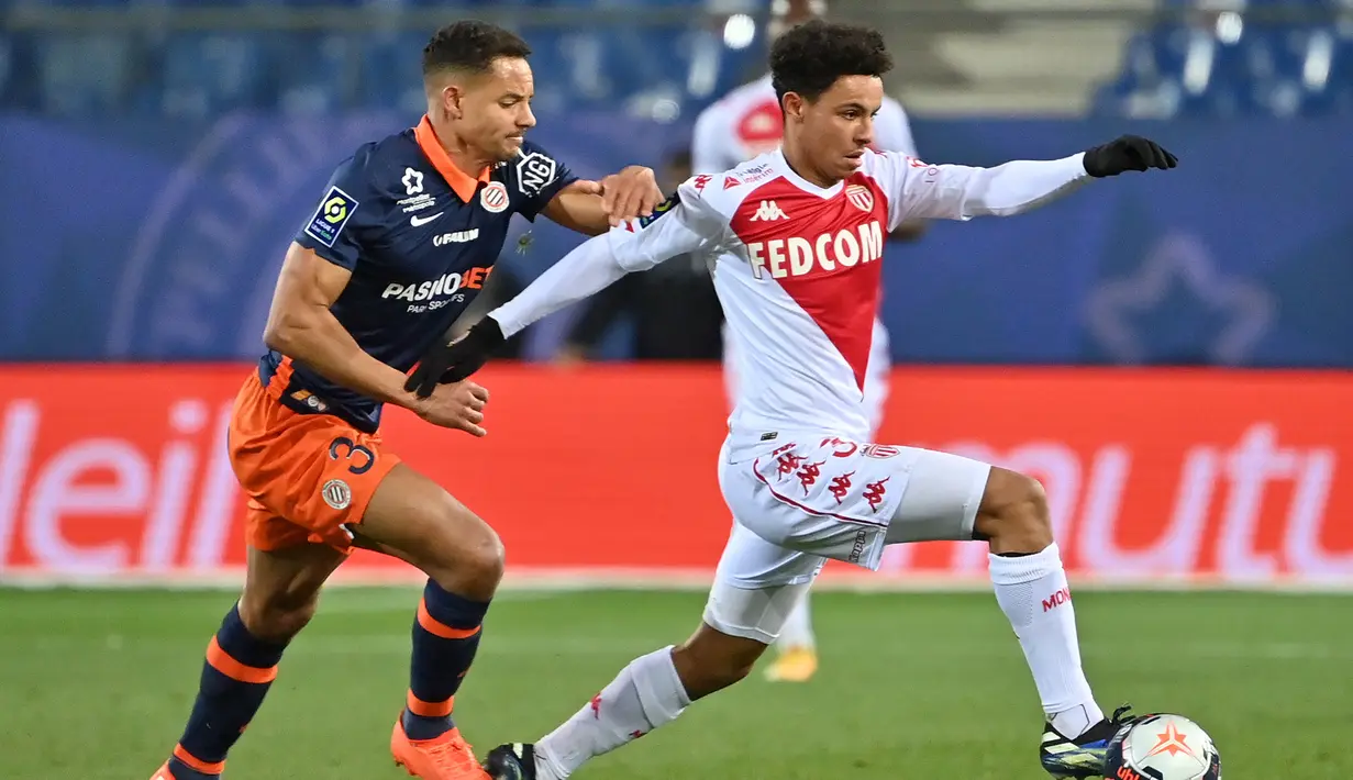Gelandang AS Monaco, Sofiane Diop melepaskan diri dari hadangan bek Montpellier, Daniel Congre dalam laga lanjutan Liga Prancis 2020/21 pekan ke-20 di Mosson Stadium, Montpellier, Jumat (15/1/2021). AS Monaco menang 3-2 atas Montpellier. (AFP/Pascal Guyot)