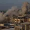 Asap mengepul di Rafah setelah serangan udara Israel di Jalur Gaza Selatan pada 1 Desember 2023. (SAID KHATIB/AFP)