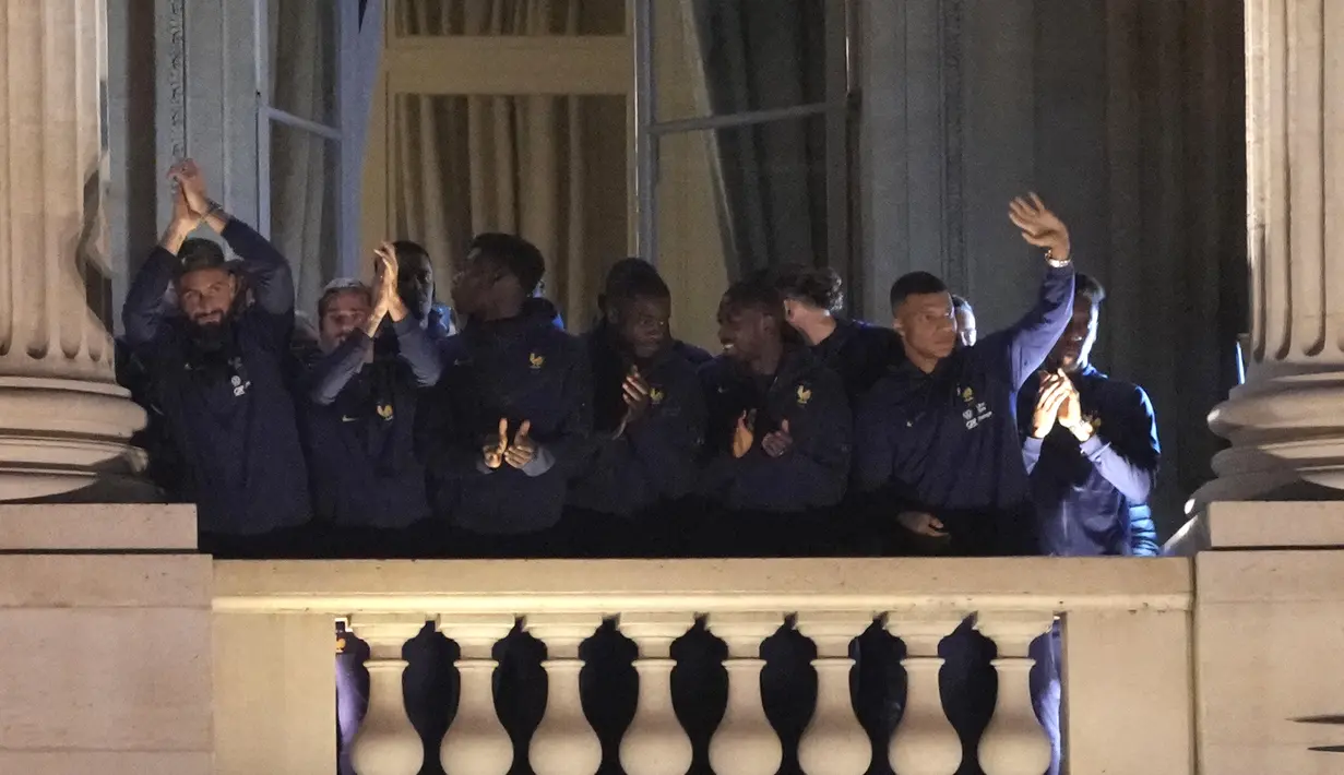 Pemain Prancis, Olivier Giroud, Antoine Griezmann, Kylie Mbappe dan rekan setimnya melambai di balkon Hotel Crillon, di Paris, Senin, 19 Desember 2022. Prancis yang gagal mempertahankan gelar Piala Dunia tetap mendapat sambutan para suporter ketika tiba di Paris pada Senin (19/12) malam waktu setempat. (AP Photo/Francois Mori)