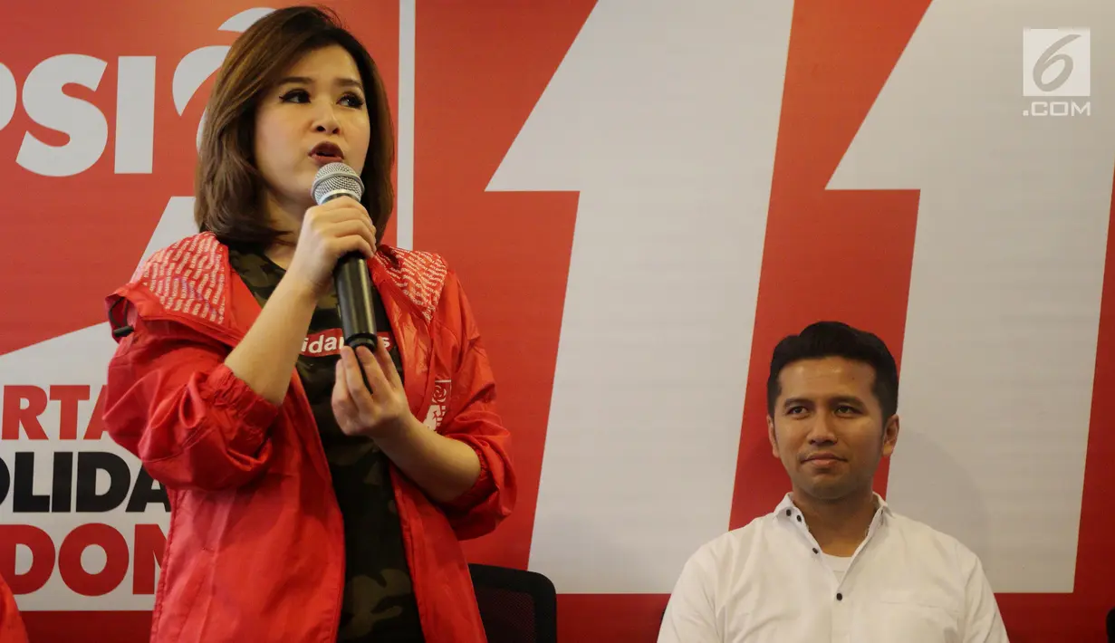 Ketua Umum PSI Grace Natalie memberi sambutan di Kantor DPP PSI, Jakarta Pusat, Rabu (2/5). PSI menilai pasangan Khofifah Indar Parawansa-Emil Dardak antikorupsi, menghargai keberagaman, dan berintegrasi. (Liputan6.com/Johan Tallo)
