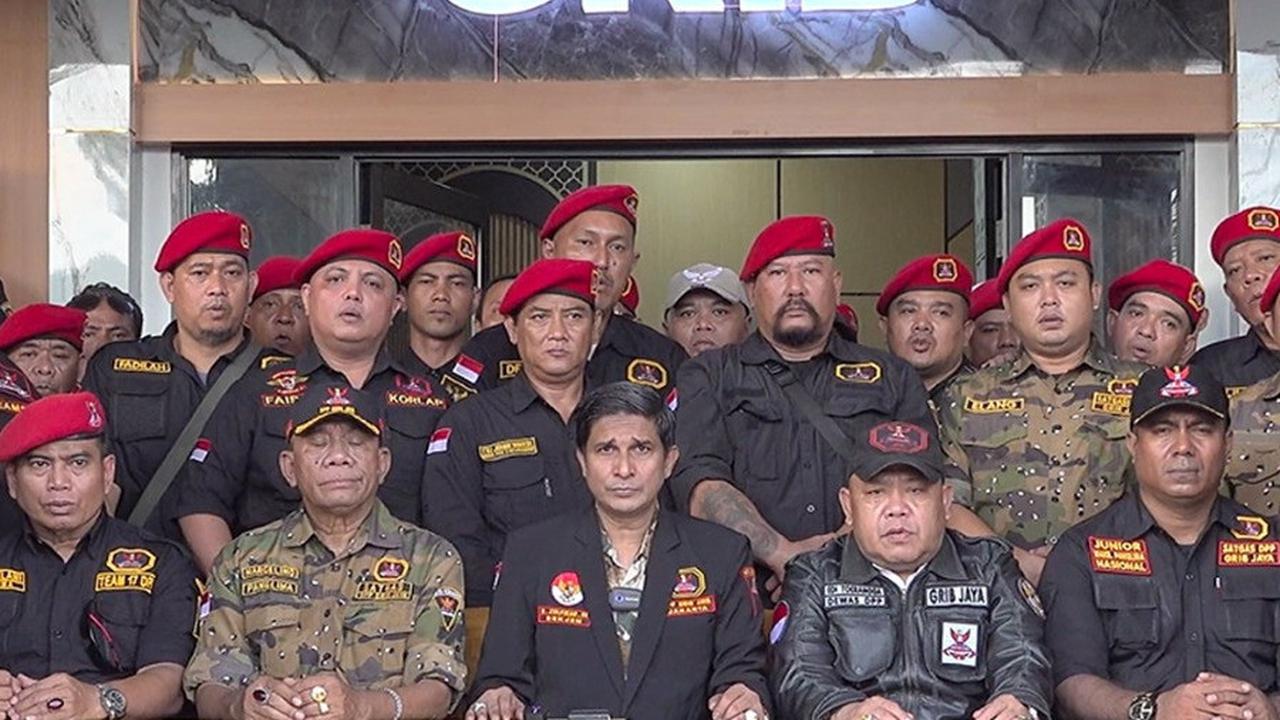 Sekretaris Jenderal (Sekjen) DPP GRIB Jaya (tengah) didampingi Dewas dan Satgas GRIB Jaya saat menggelar konferensi pers di kantor DPP GRIB Jaya, Kedoya, Jakarta Barat, Rabu (23/4/2025) (Istimewa)