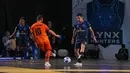 Pemain Fury Squad, Falcao (kanan) berusaha menghentikan bola tendangan pemain Nova Titans, Ricardinho dalam laga Futsal X Series 2 di GOR UNJ, Rawamangun, Jakarta, Sabtu (17/01/2026). (Bola.com/Bagaskara Lazuardi)
