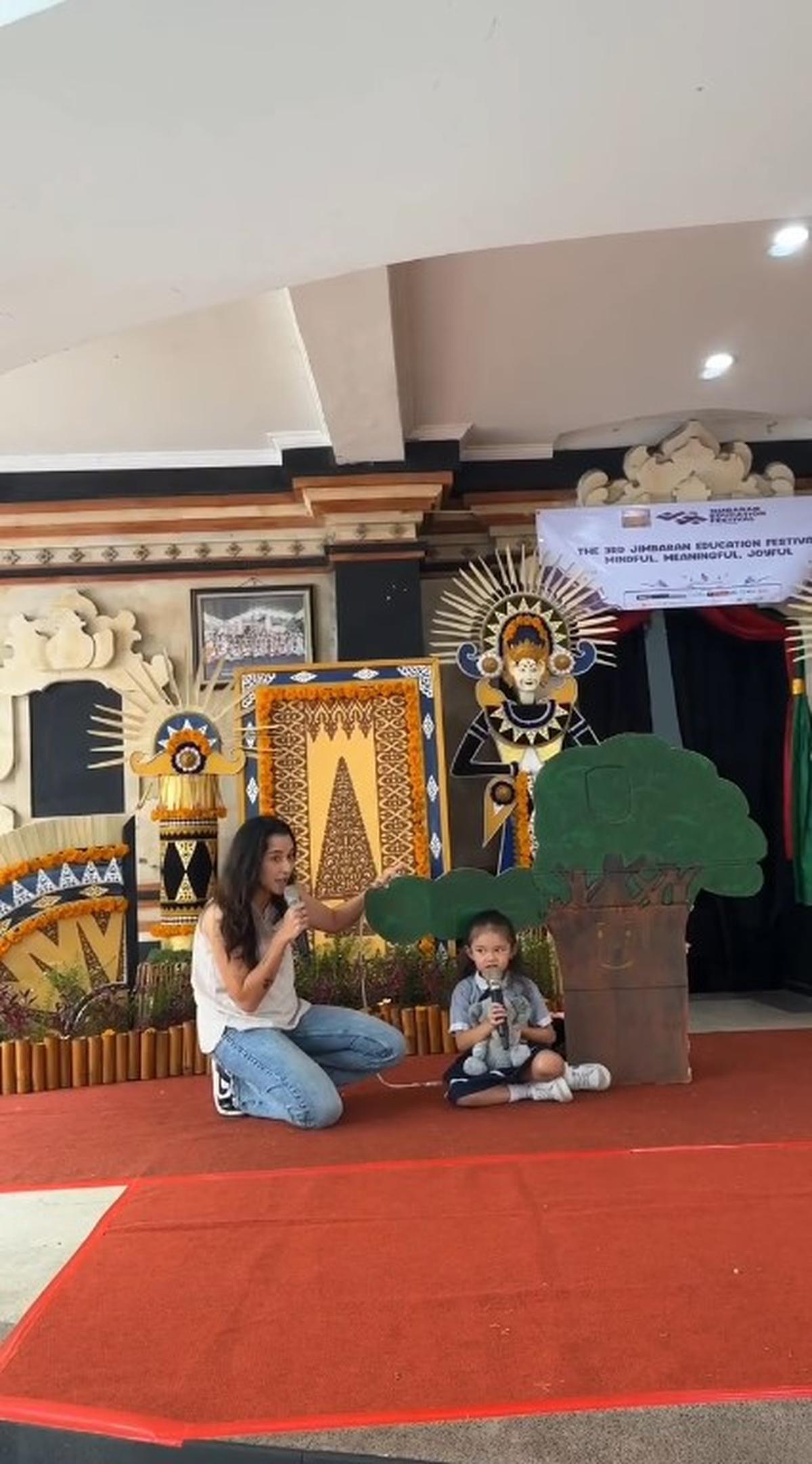 7 Potret Dahlia Poland dan Anak Ikut Lomba Mendongeng di Sekolah, Raih Juara Pertama